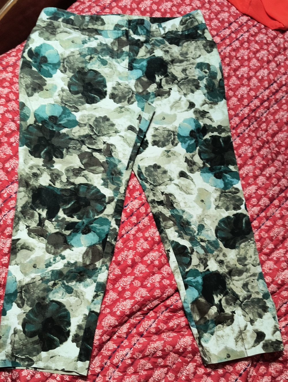 new directions Floral Cropped Pants in Teal and Brown